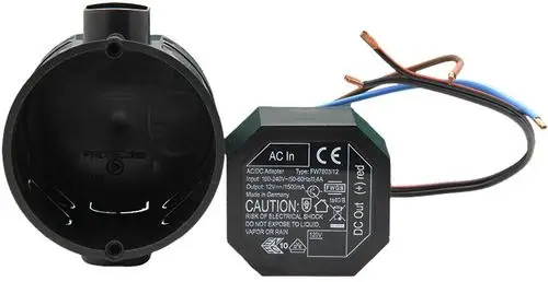 Netzadapter mit AC- und DC-Anschlüssen, geeignet für den Einsatz in öffentlichen und halboffentlichen Bereichen, gefertigt in Deutschland. Warnhinweis: elektrischer Schockgefahr.